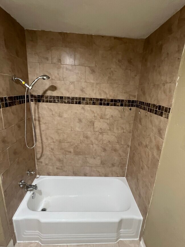 Bath Shower - 3914 Pickfair St