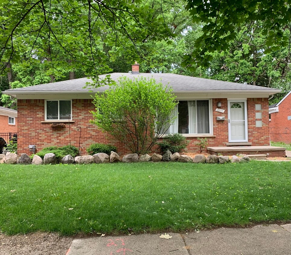 Primary Photo - 3215 Sylvan Dr