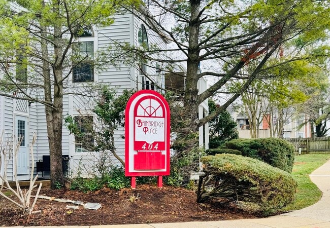 Foto del edificio - 404 Bainbridge Ct