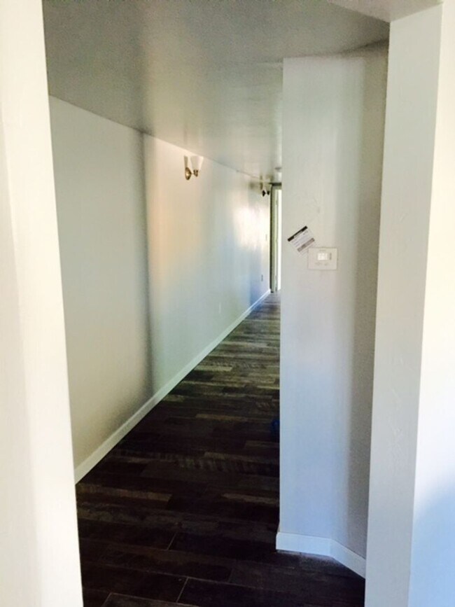 Foto del edificio - 1108 E 10th St
