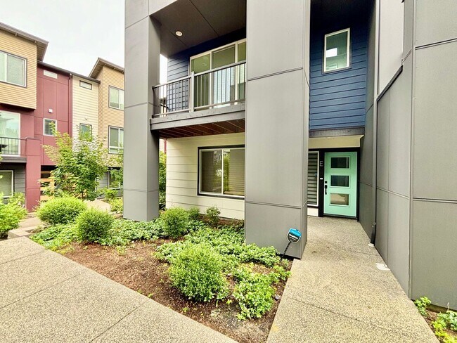 Building Photo - Luxury Townhome with mini-split AC