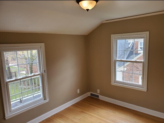 Building Photo - 4406 N Wildwood Ave
