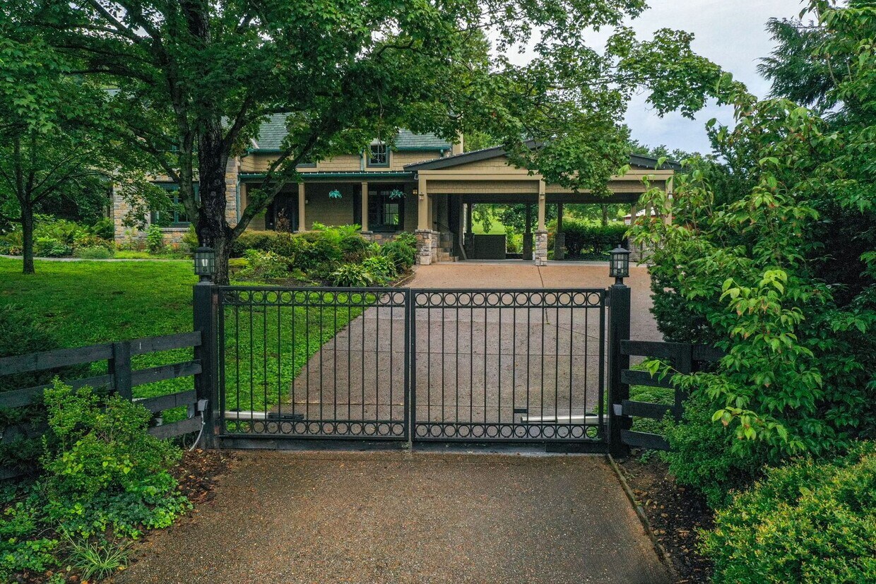 Primary Photo - STUNNING 3BE/3BA in the very desirable Lei...