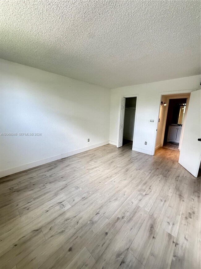 Foto del edificio - 606 W 81st St