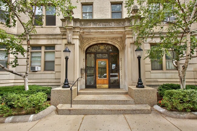 Building Photo - Beautifully updated 1 bed located next to Berklee for the upcoming school year!