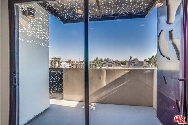 Foto del edificio - 6217 Waring Ave