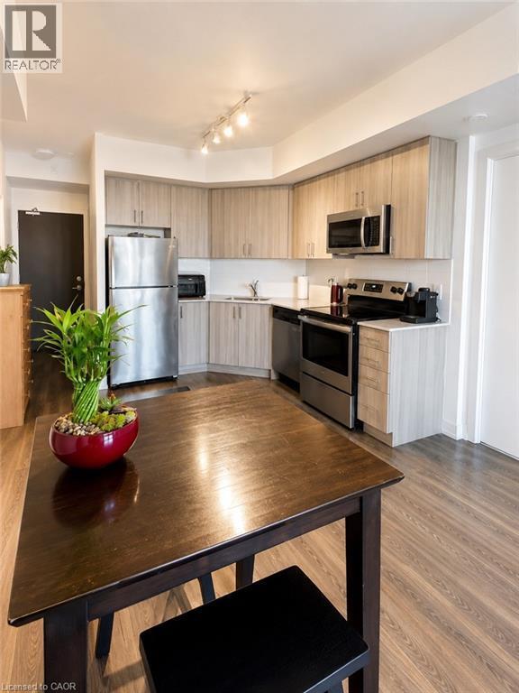 Photo du bâtiment - 550 N Service Rd