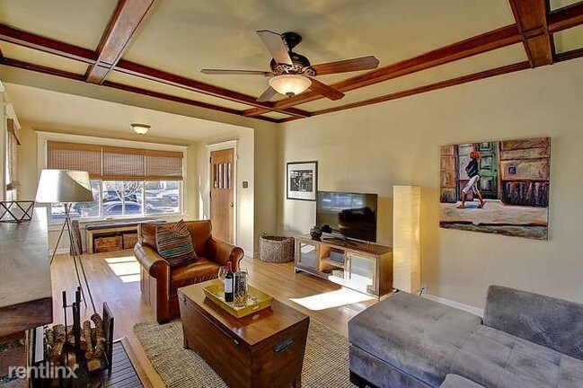 Foto del edificio - 3176 Ames St