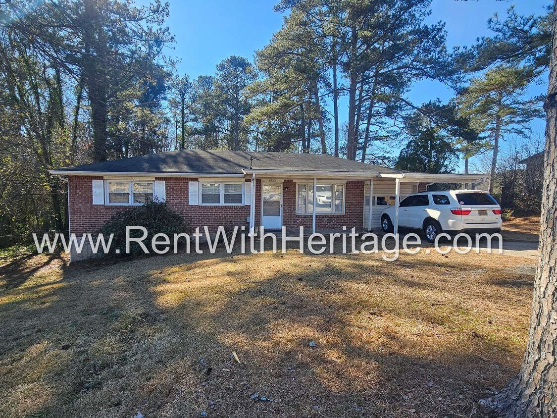 Foto principal - Great Brick Ranch / Harwood Floors / Huge Shop or Extra Storage / No Garage / Great Private Back ...
