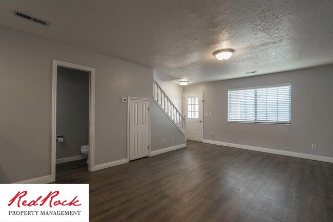 Building Photo - 2 Bed Townhome with Balcony and Private Patio