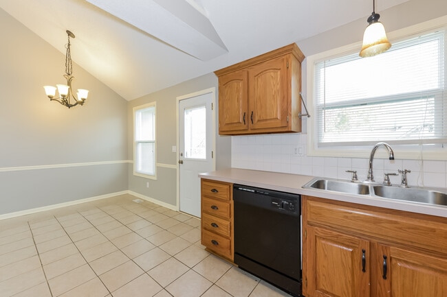 Building Photo - 1608 Johnston Dr
