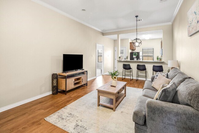 Foto del edificio - AUGUST PRE-LEASE Spacious 3 Bedroom 2.5 Bathroom Townhome with Covered Parking