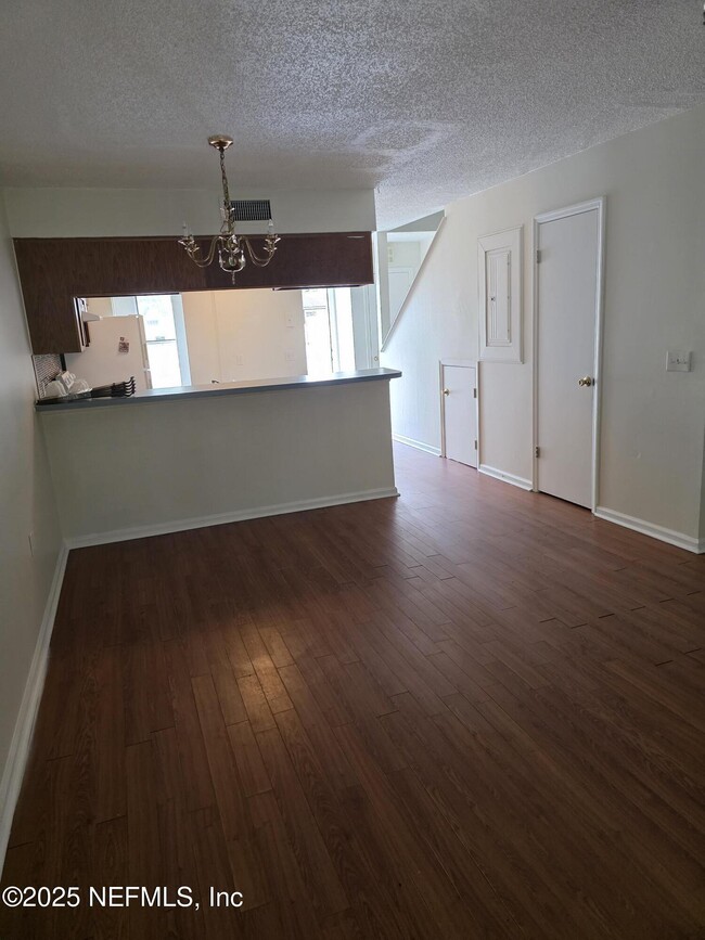 Foto del edificio - 4649 Barnes Rd S