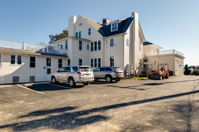 Building Photo - 2112 Monteiro Ave