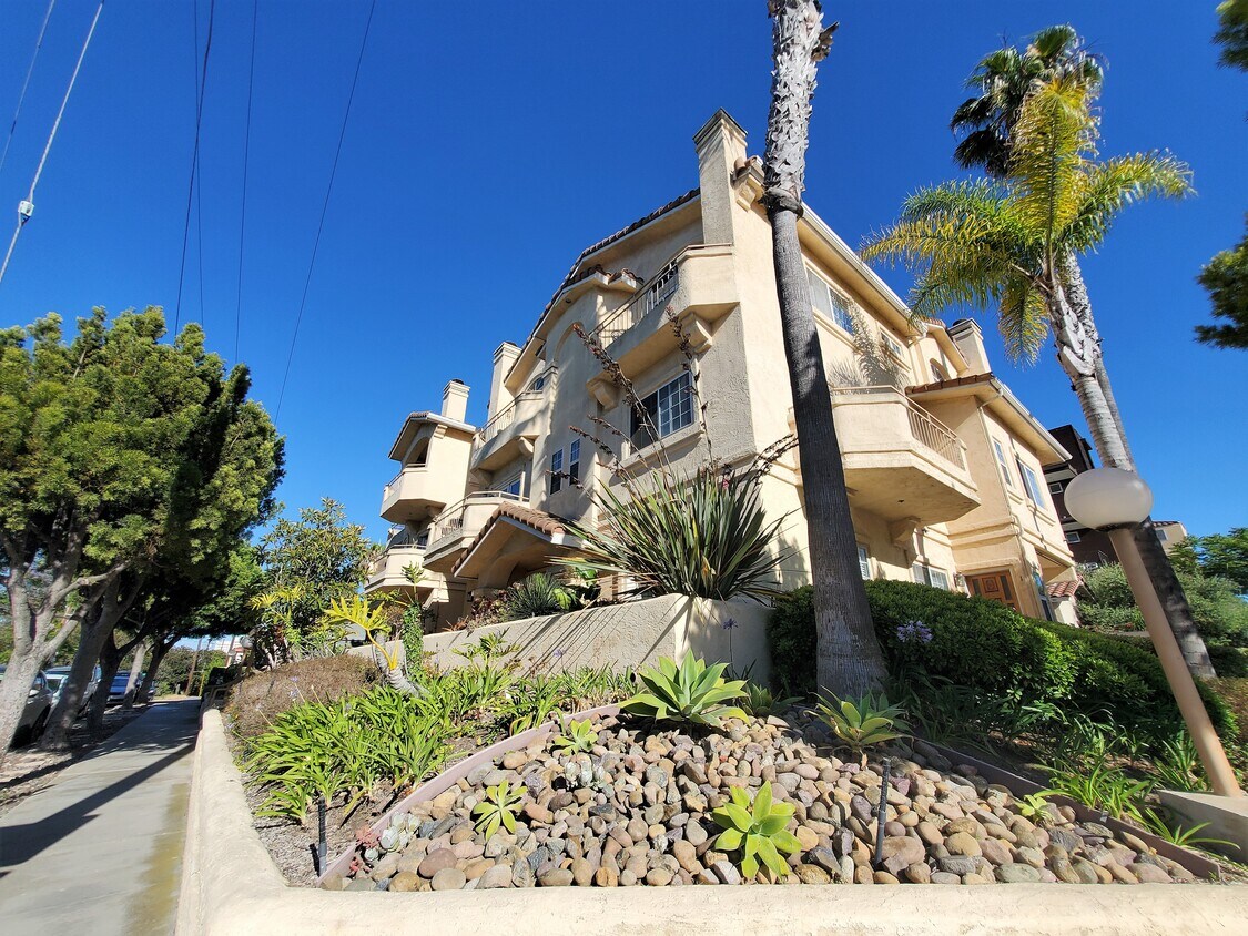 Outside - 919 W Lewis St