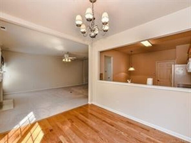 Foto del edificio - Beautiful Townhome located in the Blakeney...