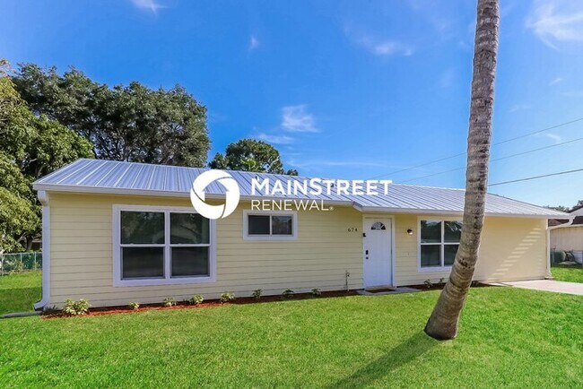 Foto del edificio - 3 Bedroom Pet-Friendly Home in Vero Beach, FL with Main Street Renewal