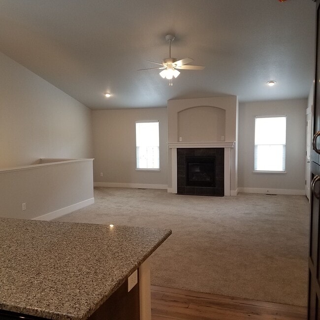 Family Room - 448 Trailcrest Ct