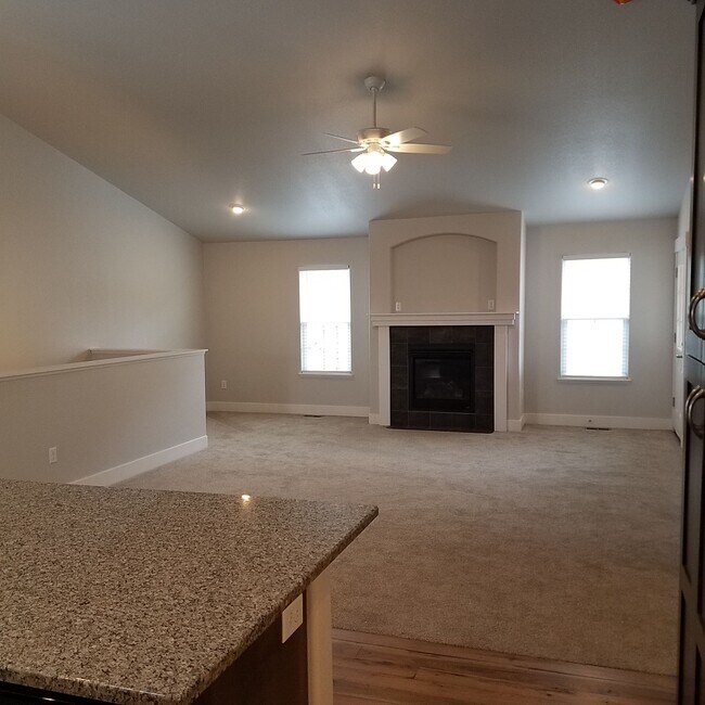 Sala de estar - 448 Trailcrest Ct
