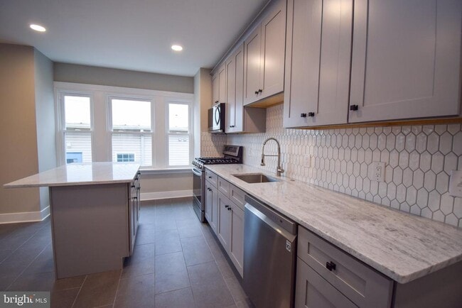 Building Photo - 207 Paxson Ave
