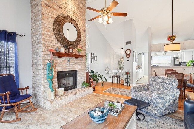 Building Photo - 2 BEDROOM, 2 BATHROOM TOWNHOUSE IN JEFFERSON