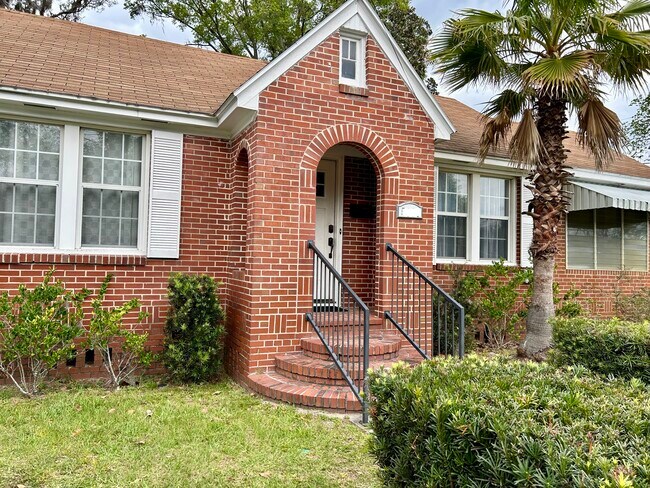 Todos los servicios públicos, wifi, césped y control de plagas están incluidos. - 5101 Blackburn St