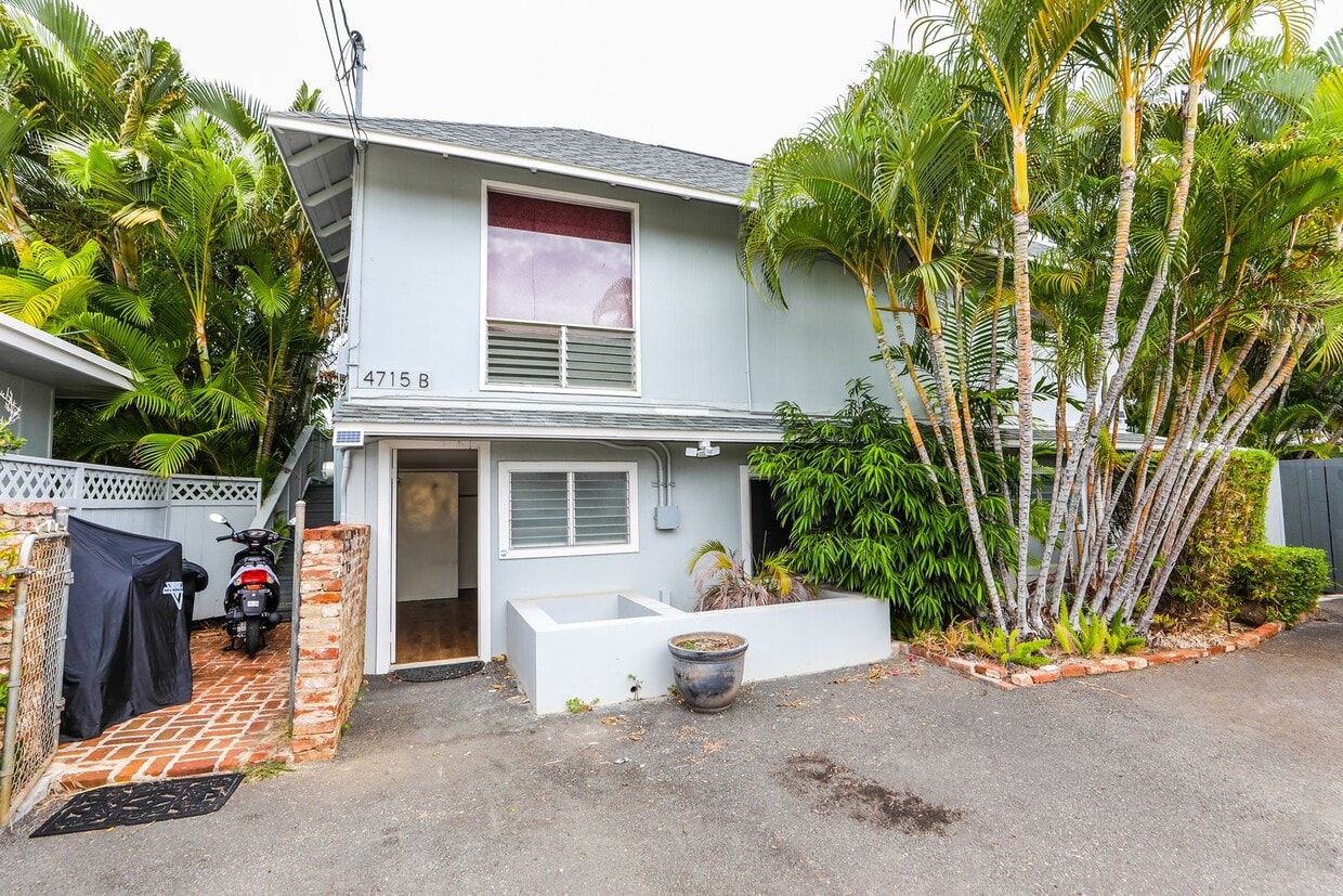 Foto principal - Kahala Avenue Beachside - remodeled 2 bedroom, 1 bath with Luxury Vinyl Plank Flooring