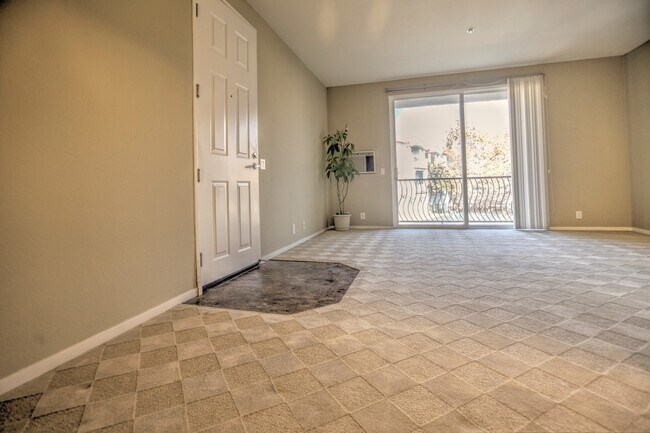 Foto del edificio - Beautiful 1Bedroom Condo Walking Distance ...