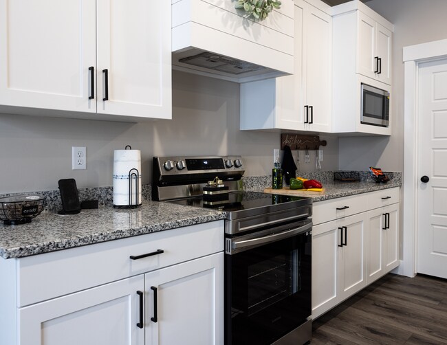 Foto del edificio - Refined 3-Bedroom Townhome in Sugar City | Spacious Layout, 2-Car Garage & Modern Finishes