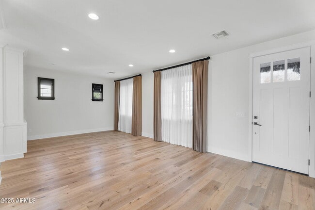 Building Photo - 4901 E Amelia Ave