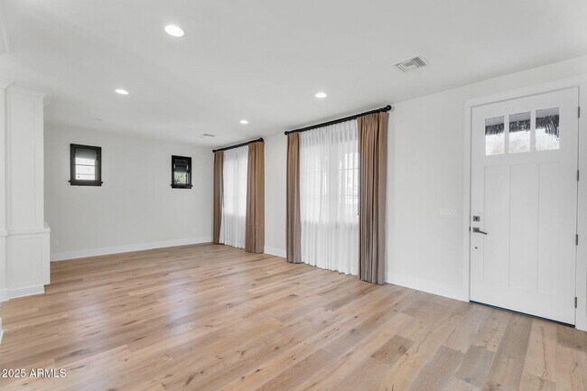 Foto del edificio - 4901 E Amelia Ave