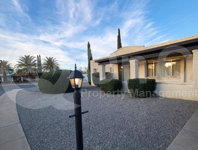 Building Photo - 905 S La Bellota