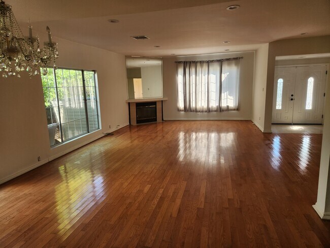Building Photo - 922 S Bundy Dr