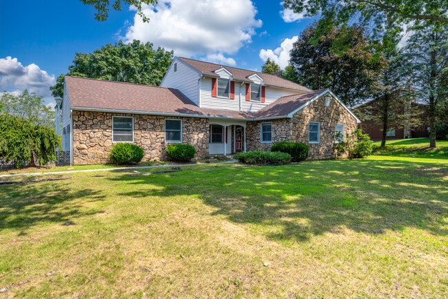 Building Photo - 3250 Vista Dr
