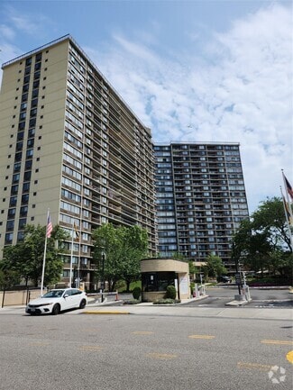 Building Photo - 2 Bay Club Dr