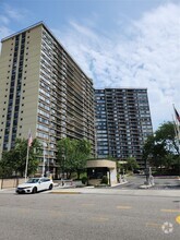 Building Photo - 2 Bay Club Dr