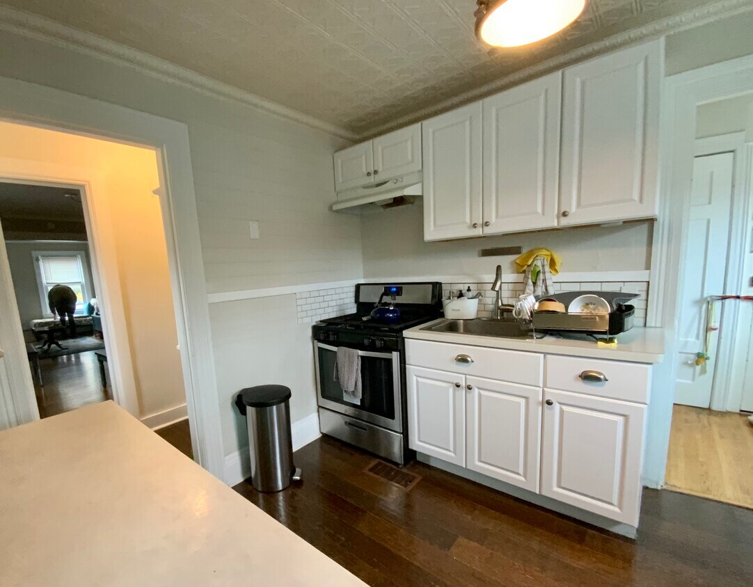Kitchen - 340 Averill Ave