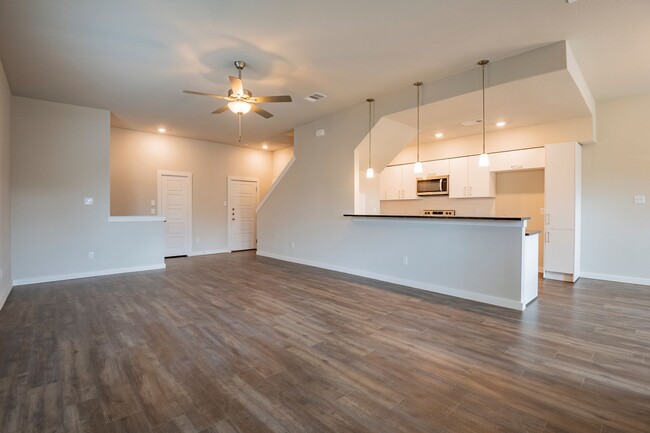 Building Photo - AVAILABLE NOW! GORGEOUS 4 BEDROOM DUPLEX L...