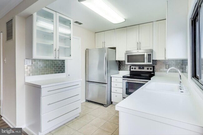 Foto del edificio - 9040 Centerway Rd