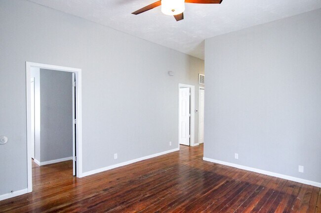 Building Photo - **Spacious 3 bed 2 bath w/ Fenced In Back ...