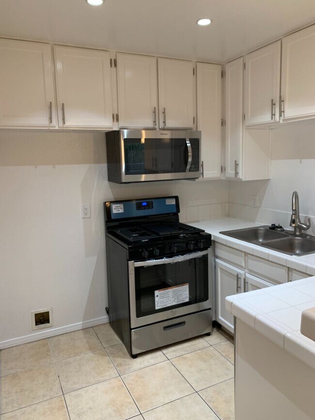 Foto del edificio - 3042 Livonia Ave