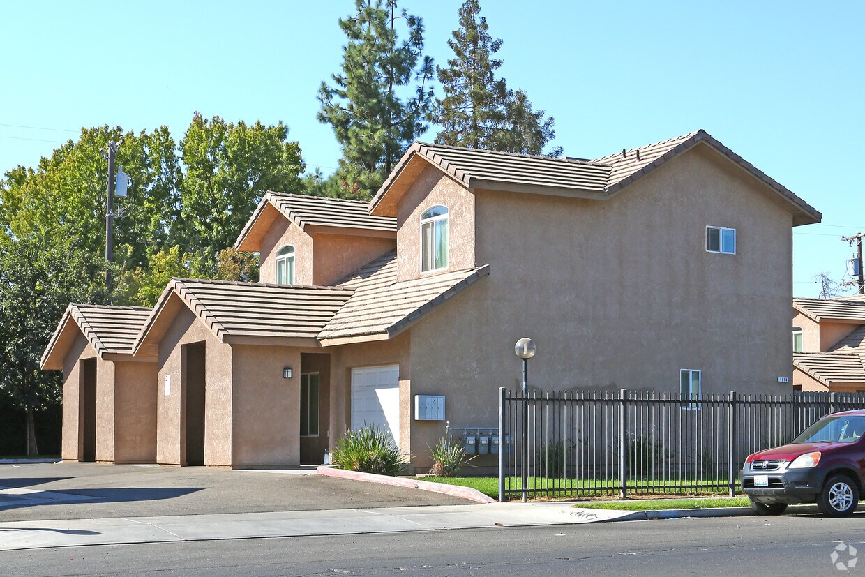 Foto del edificio - 944-1020 E Ashlan Ave