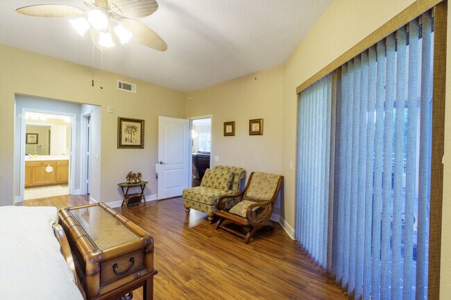 Foto del edificio - 3 BEDROOM TO 2 BATH SPACIOUS CONDO