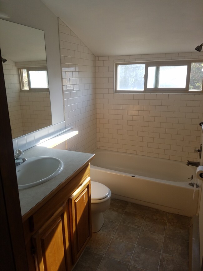 Full bathroom - 414 SW State St