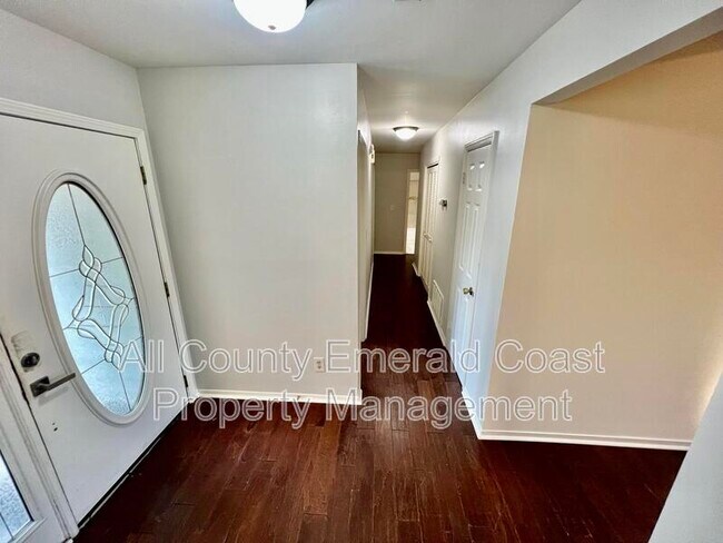 Building Photo - 710 Swan Ln