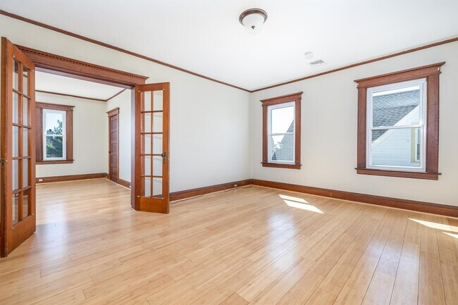Building Photo - 127 S Highland St