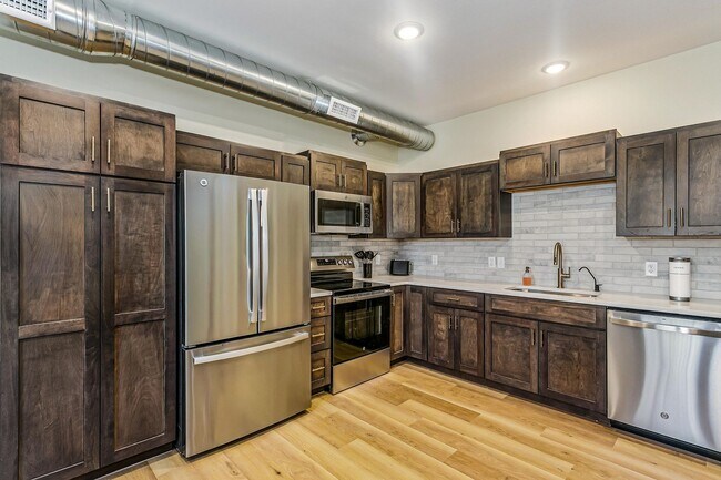 Foto del edificio - CORPORATE LEASE AVAILABILITY FOR 3, 6, OR 12 MONTHS! ALL BILLS AND PARKING INCLUDED!