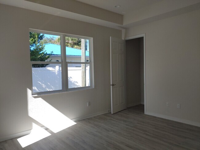 Building Photo - 2082 Paragon Cir W