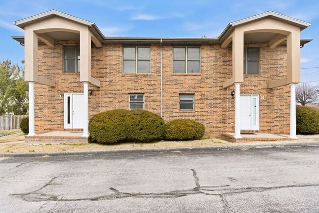 Building Photo - 2 Bedroom Townhome- Springfield