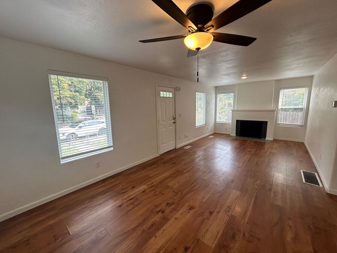 Primary Photo - Beautiful 3 Bed, 2 Bath in West Central! *...